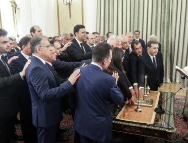 Στο μικροσκόπιο των χρηστών του twitter η νέα κυβέρνηση - -«Ρε, τι έγινε, επιτέλους κανονικοί άνθρωποι!»